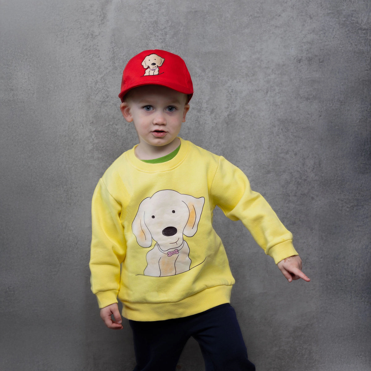 Child wearing Sweatshirt in Yellow Organic Cotton with Golden Retriever Print on the front and matching red baseball cap