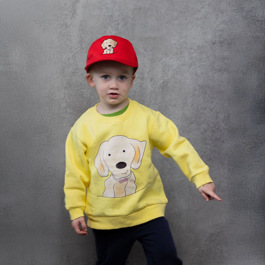 Child wearing Sweatshirt in Yellow Organic Cotton with Golden Retriever Print on the front and matching red baseball cap